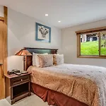 Laurelwood Condominiums 403