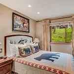 Laurelwood Condominiums 401