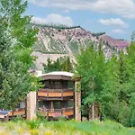 Laurelwood Condominiums 211