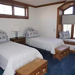 201 Edgewood Ln