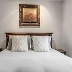 Laurelwood Condominiums 301