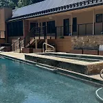 Peaceful Woodbridge Hideaway