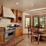 Elegant Ski Access Townhome With Snowmass Views By The Woodrun V Townhouses