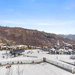 Luxurious Townhome With Fanny Hill And Ski Access By The Woodrun V Townhouses