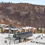 Luxurious Townhome With Fanny Hill And Ski Access By The Woodrun V Townhouses