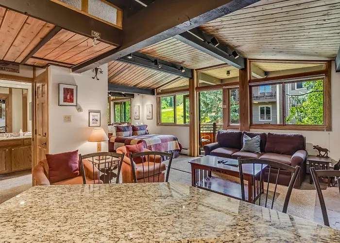 Laurelwood Condominiums 413