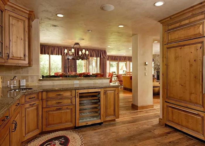 Elegant Ski Access Townhome With Snowmass Views By The Woodrun V Townhouses