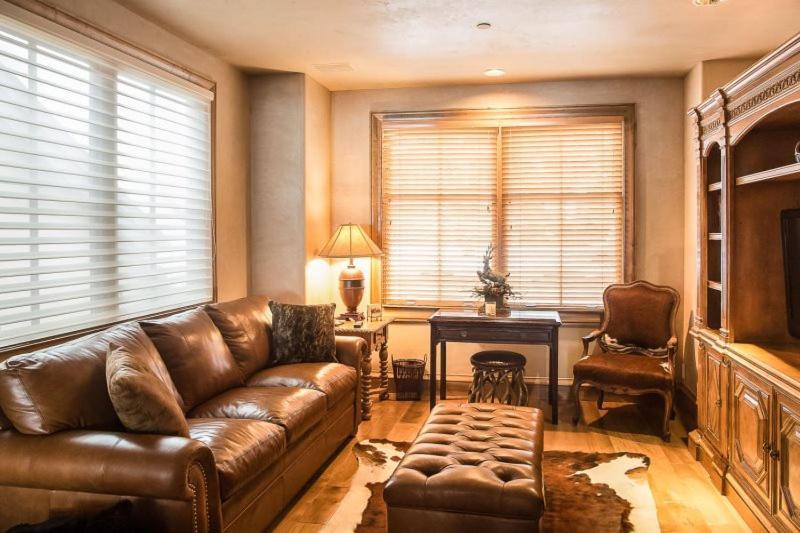 Snowmass 4 Bedroom Townhome With Ski-in, Ski-out Access At Woodrun Snowmass Village