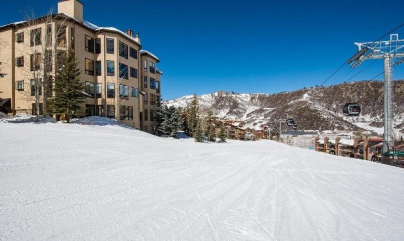 Spacious In, Out 3 Bedroom Vacation Next To The Gondola Featuring Slopeside Heated Outdoor Pool And Hot Tub Apartment