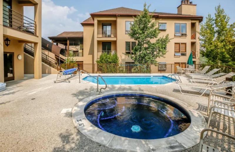 Spacious In, Out 3 Bedroom Vacation Next To The Gondola Featuring Slopeside Heated Outdoor Pool And Hot Tub