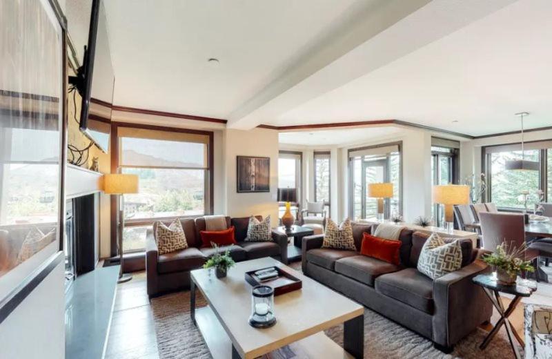 Spacious In, Out 3 Bedroom Vacation Next To The Gondola Featuring Slopeside Heated Outdoor Pool And Hot Tub * Snowmass Village