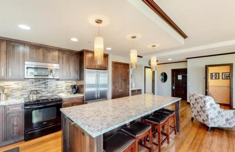 Spacious In, Out 3 Bedroom Vacation Next To The Gondola Featuring Slopeside Heated Outdoor Pool And Hot Tub *