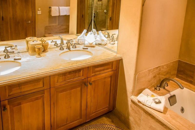Snowmass 4 Bedroom Townhome With Ski-in, Ski-out Access At Woodrun * Snowmass Village