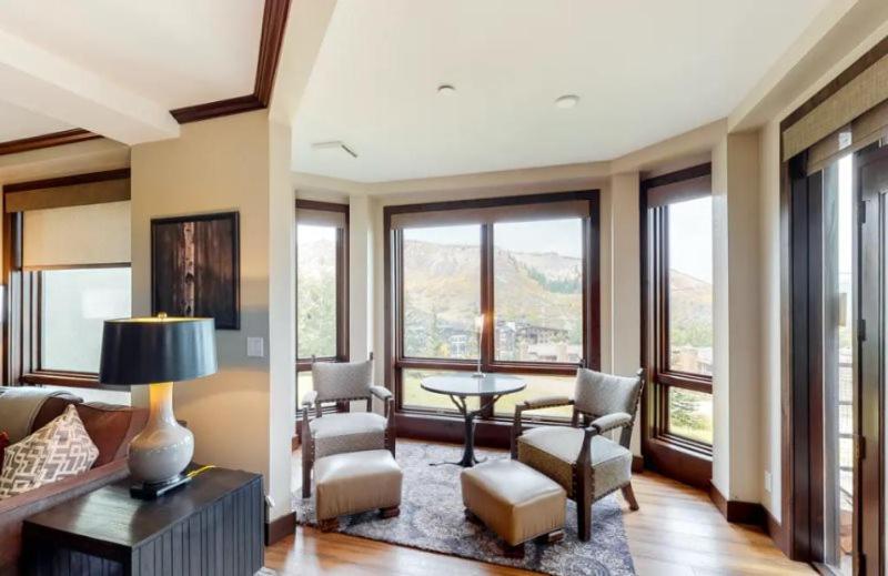 Spacious In, Out 3 Bedroom Vacation Next To The Gondola Featuring Slopeside Heated Outdoor Pool And Hot Tub Apartment