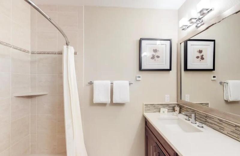 Spacious In, Out 3 Bedroom Vacation Next To The Gondola Featuring Slopeside Heated Outdoor Pool And Hot Tub *