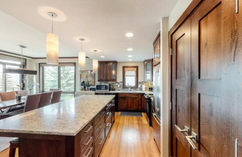 Spacious In, Out 3 Bedroom Vacation Next To The Gondola Featuring Slopeside Heated Outdoor Pool And Hot Tub *