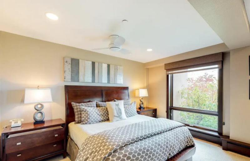 Spacious In, Out 3 Bedroom Vacation Next To The Gondola Featuring Slopeside Heated Outdoor Pool And Hot Tub Apartment