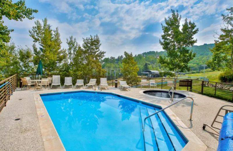 Spacious In, Out 3 Bedroom Vacation Next To The Gondola Featuring Slopeside Heated Outdoor Pool And Hot Tub Snowmass Village