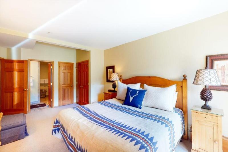 Apartment Ski-in, Ski-out Spacious In A Perfect Locale, Next To Gondola And Close To Snowmass Village
