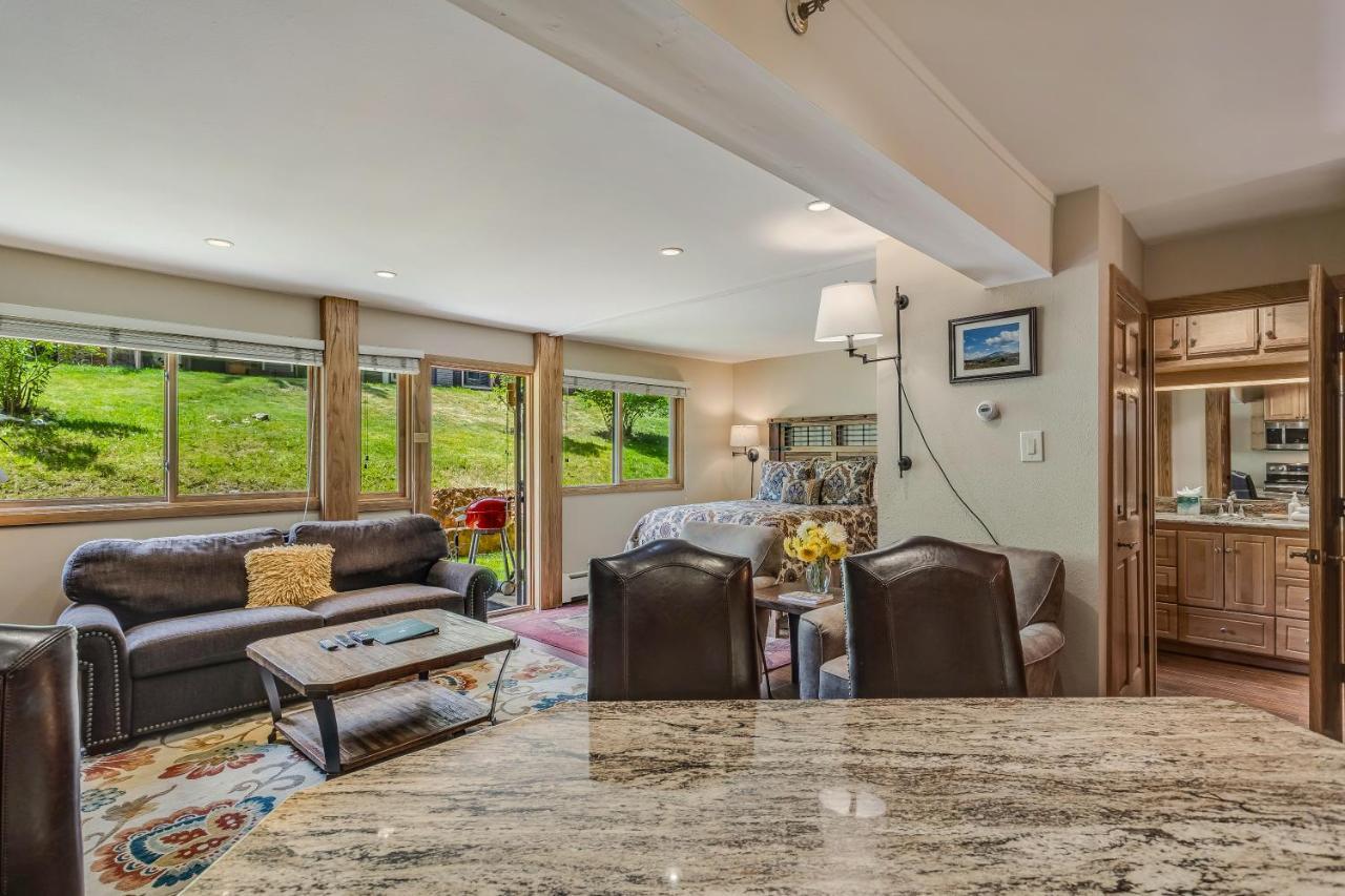 Laurelwood 404