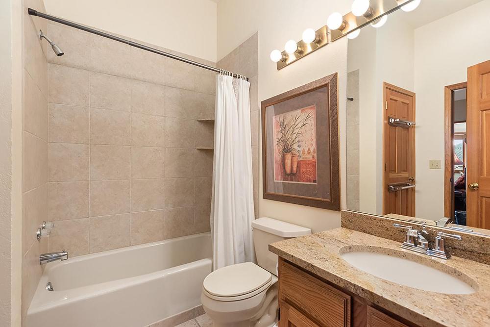 Chamonix 37, Snowmass Ski-in/ski-out W/shared Hot Tub & Pool/private Washer/dryer/wifi Holiday home