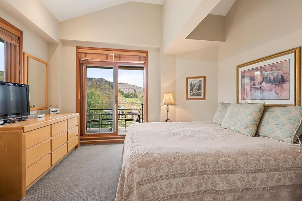 Chamonix 37, Snowmass Ski-in/ski-out W/shared Hot Tub & Pool/private Washer/dryer/wifi Holiday home Snowmass Village