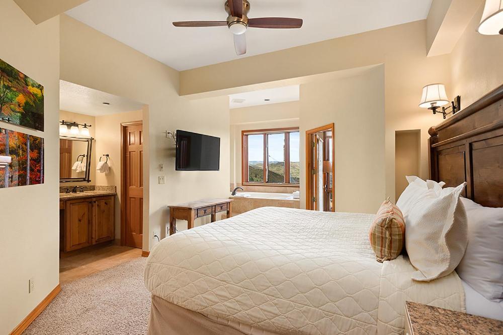 Chamonix 54, Snowmass Ski-in/ski-out With Pool, Hot Tub, Free Wifi, & Airport Shuttle Holiday home