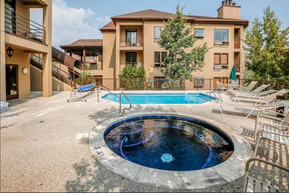 Chamonix 26, Snowmass Ski-in/ski-out W/shared Pool/hot Tub/private Washer/dryer/wifi Holiday home