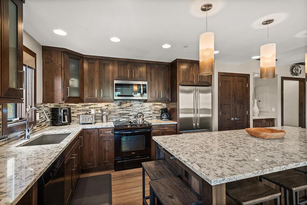 Chamonix 26, Snowmass Ski-in/ski-out W/shared Pool/hot Tub/private Washer/dryer/wifi Holiday home *