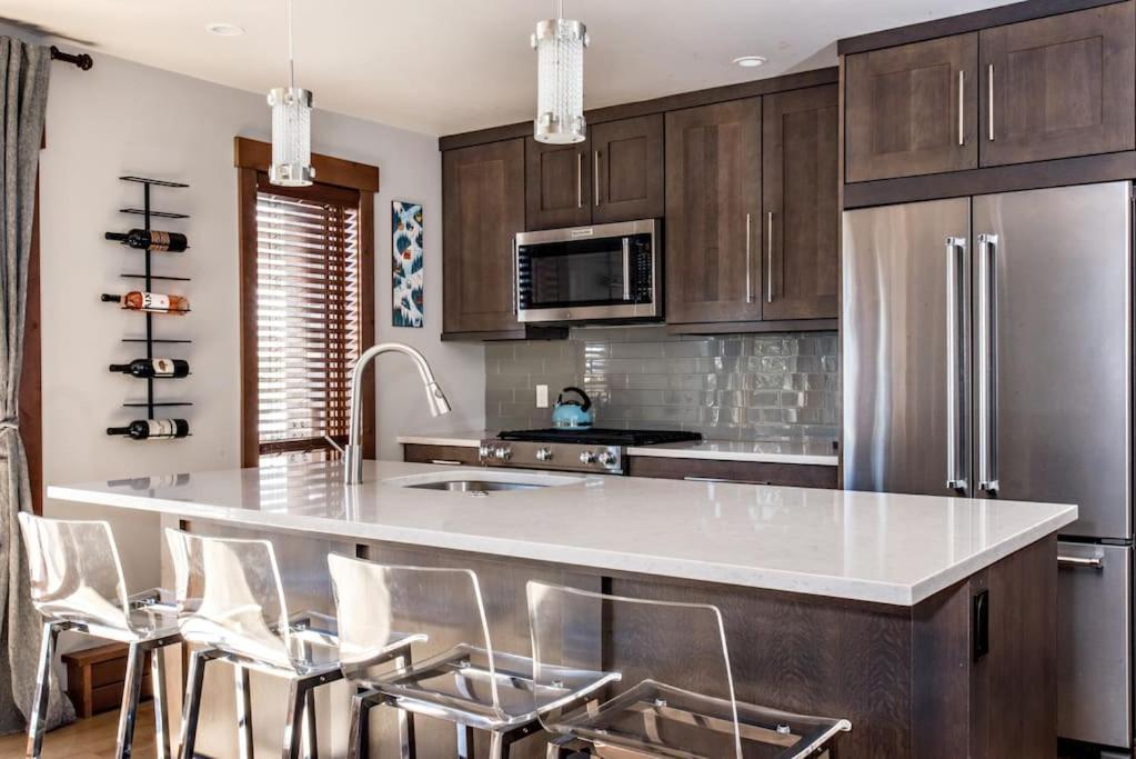 Modern Luxury - Walk To Lifts - Jacuzzi Apartment