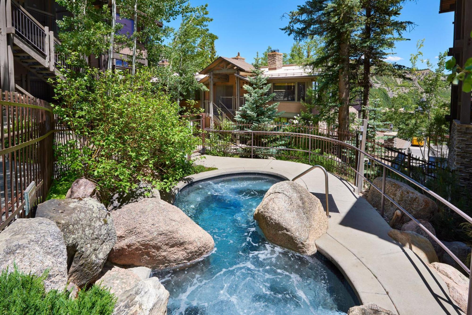 Mountain-chic The Snowmass Staple Holiday home