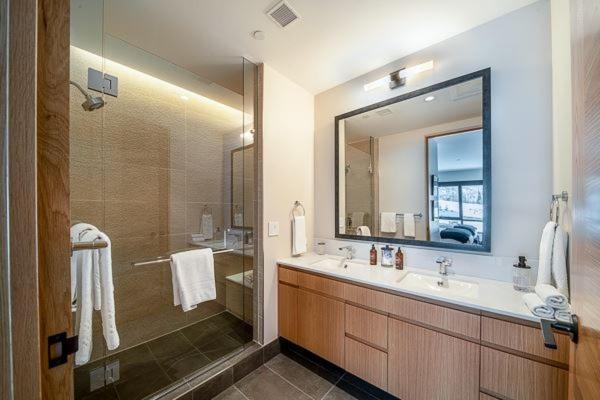 One Snowmass East 506 By Snowmass Mountain *