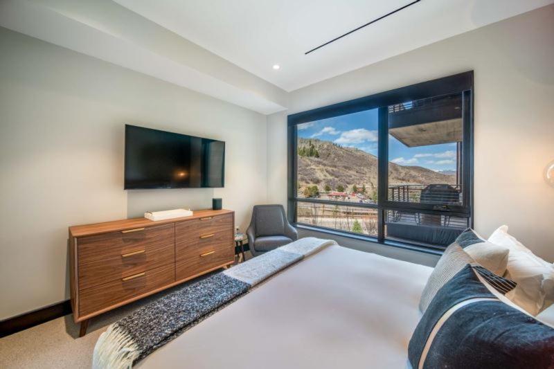 One Snowmass East 303 By Snowmass Mountain *