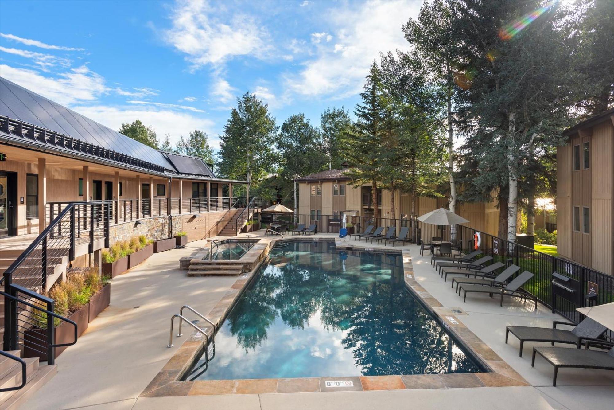 Modern Luxury - Walk To Lifts - Jacuzzi Apartment *