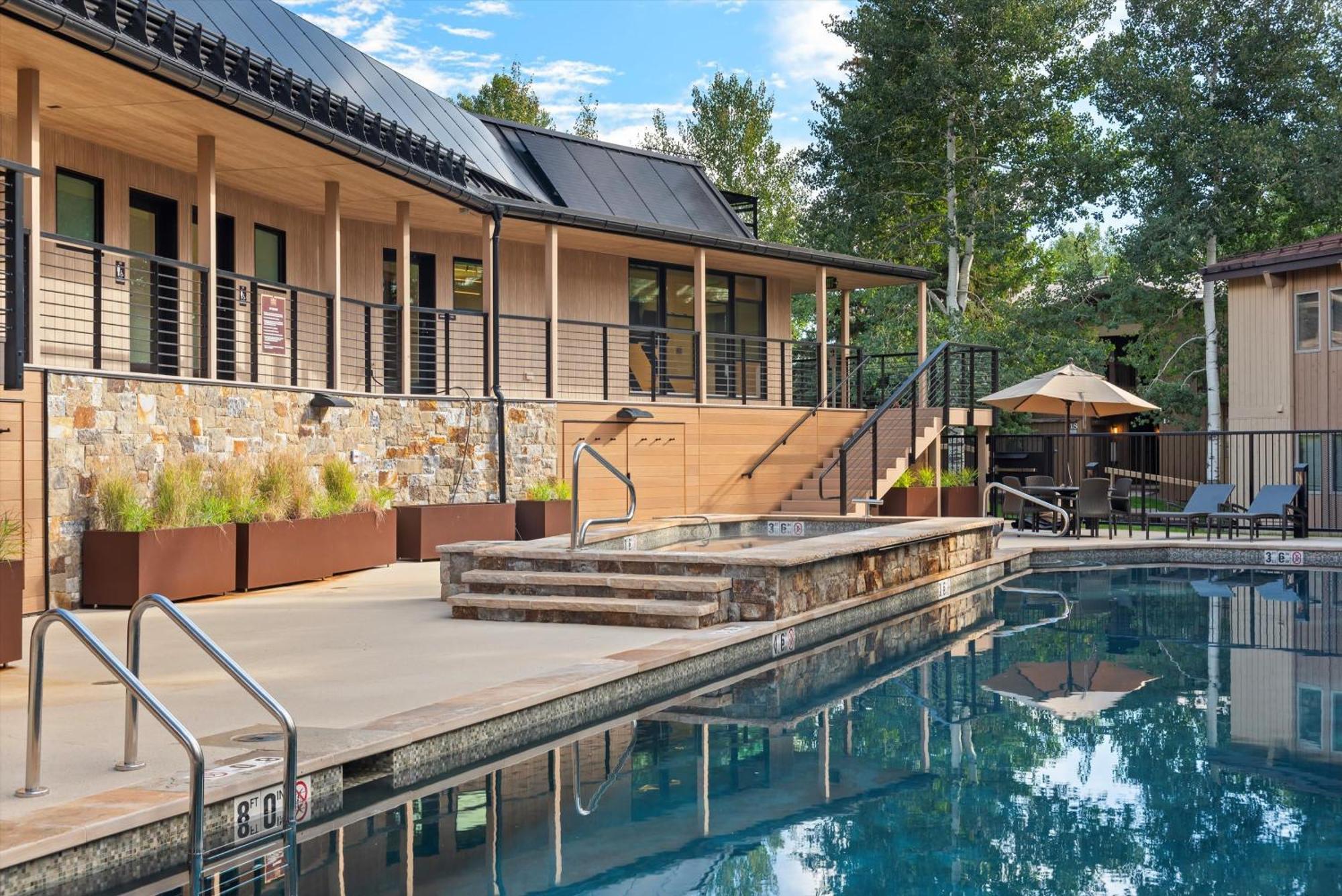 Modern Luxury - Walk To Lifts - Jacuzzi