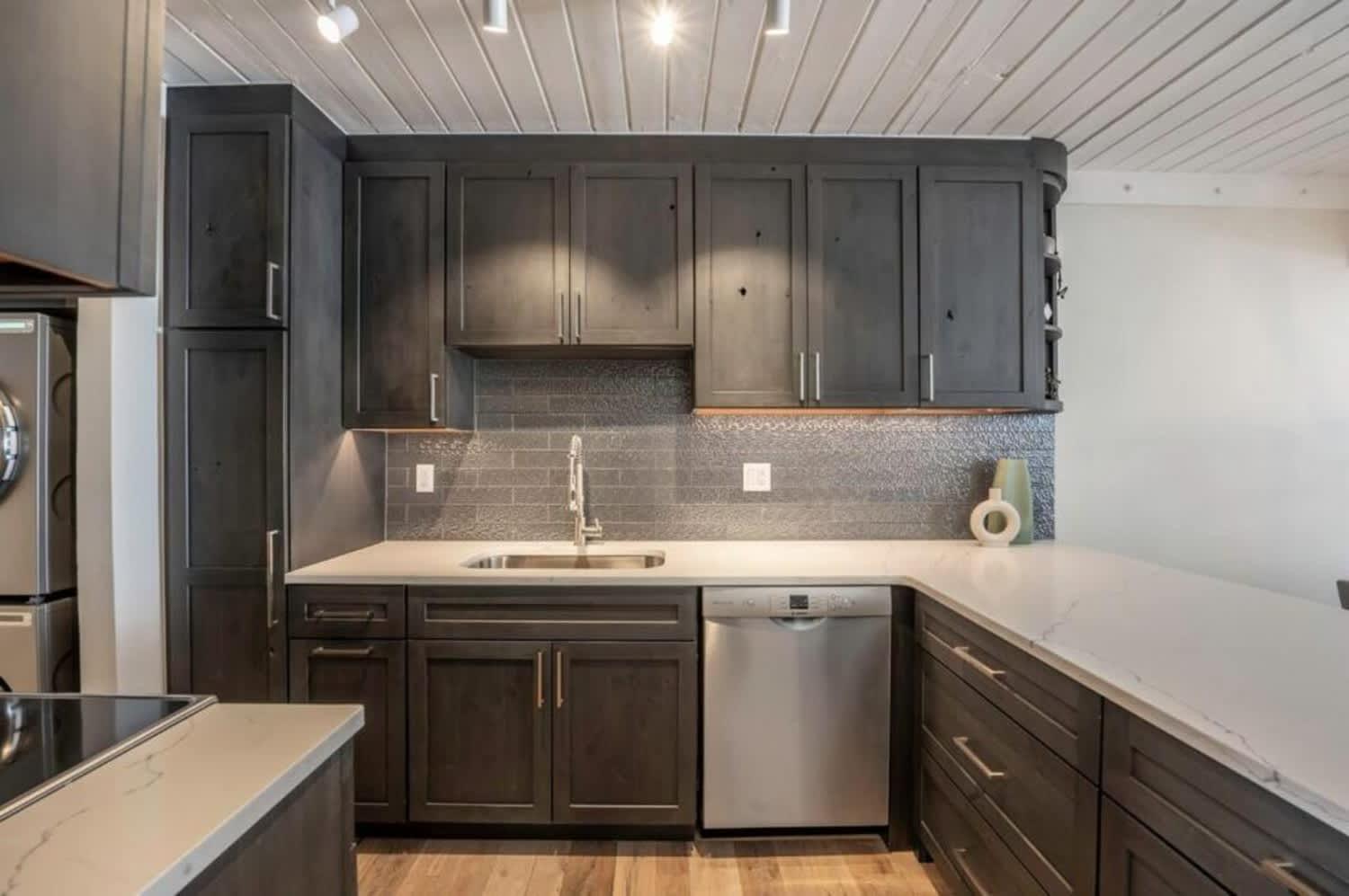 Holiday home Renovated 2 Bedroom W Hot Tub -mountain Views!