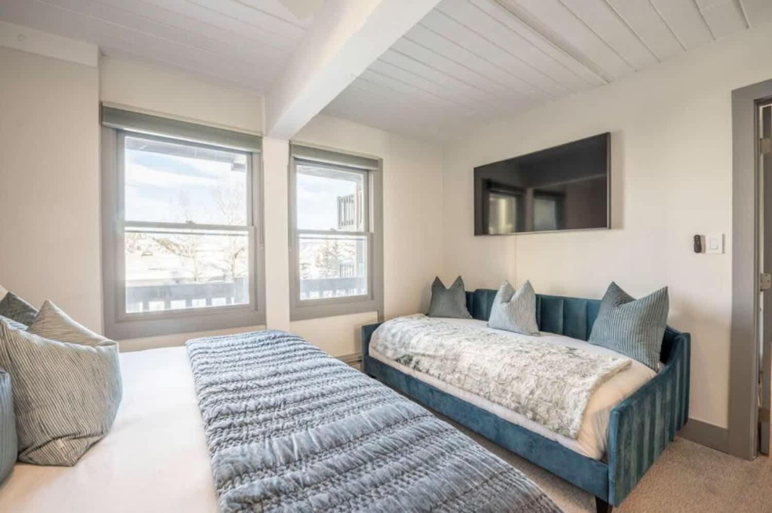 Renovated 2 Bedroom W Hot Tub -mountain Views!