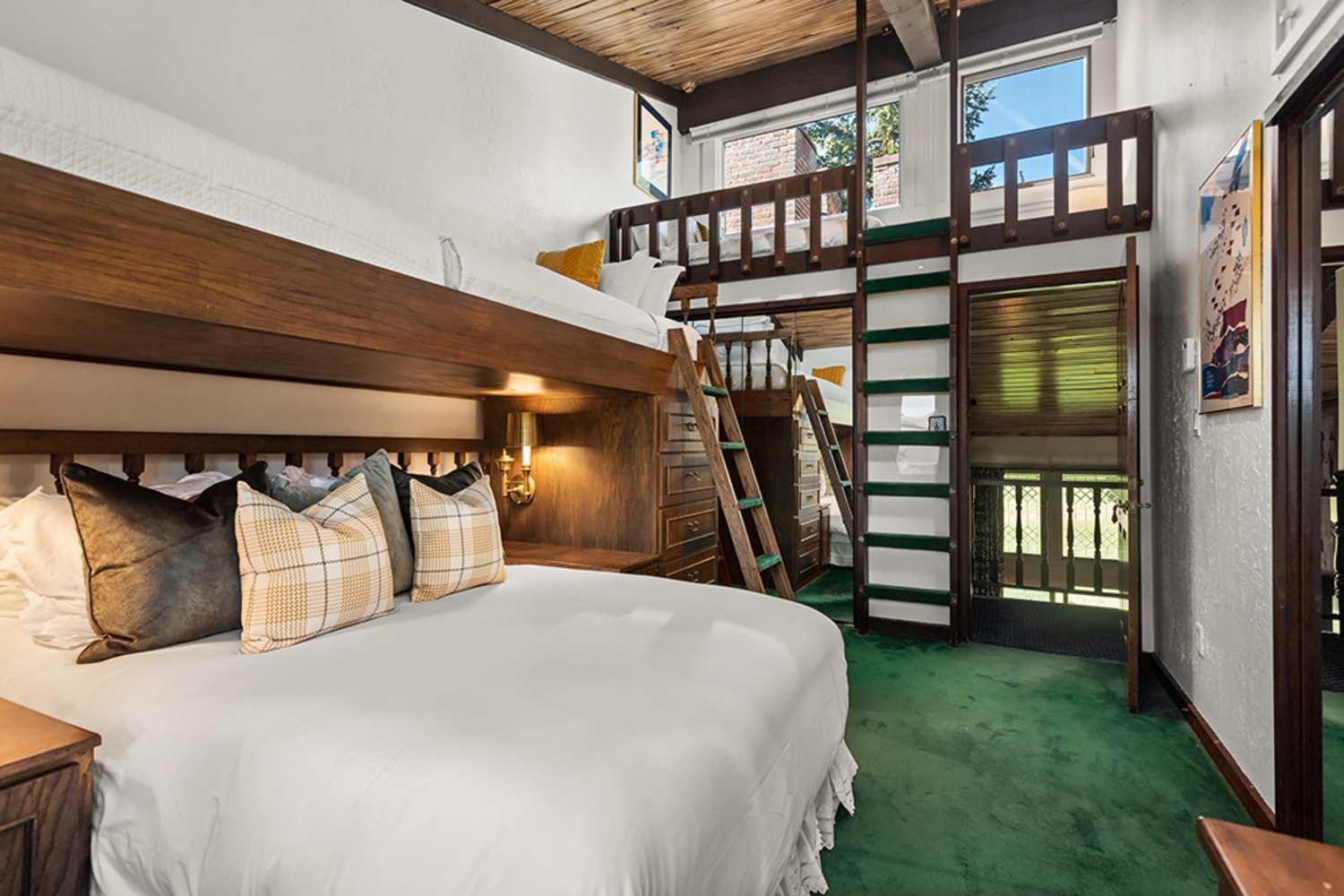 Apartment 3 Bedroom Penthouse With Hot-tub - Mountain Views! Snowmass Village