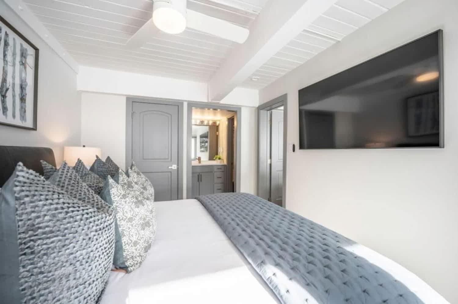 Renovated 2 Bedroom W Hot Tub -mountain Views! Holiday home Snowmass Village