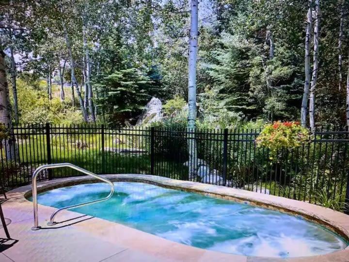 3 Bedroom Penthouse With Hot-tub - Mountain Views! *