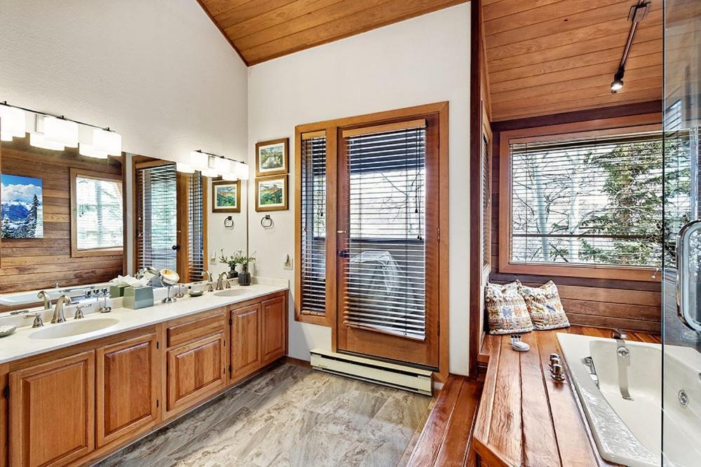Ski-in Ski-out Luxury Townhome With Stunning Views By The Woodrun V
