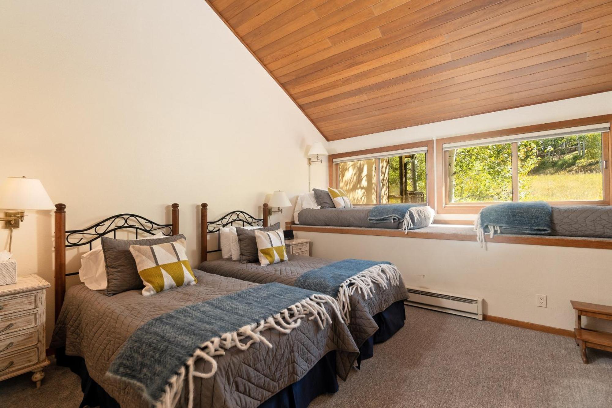 Townhome With Ski-in Access Near Pool And By The Woodrun V Holiday home