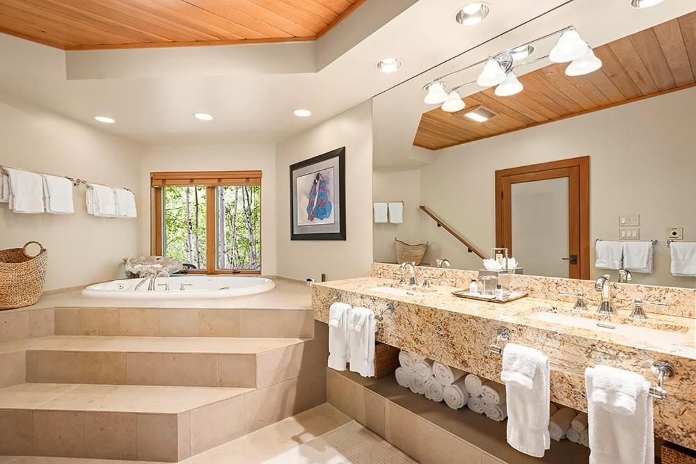Convenient Snowmass View Townhome With Access By The Woodrun V * Snowmass Village