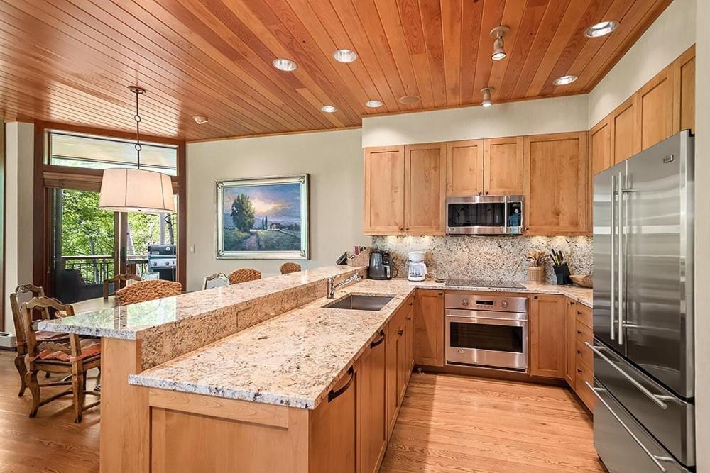 Convenient Snowmass View Townhome With Access By The Woodrun V *