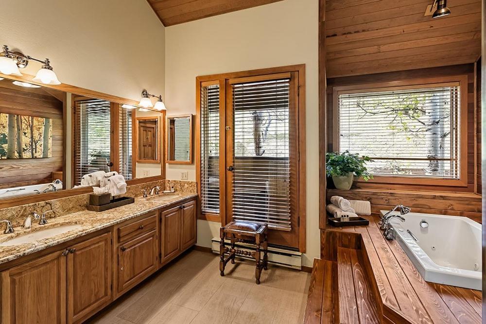 Ski-in Ski-out Luxury In The Heart Of Snowmass By The Woodrun V Holiday home Snowmass Village