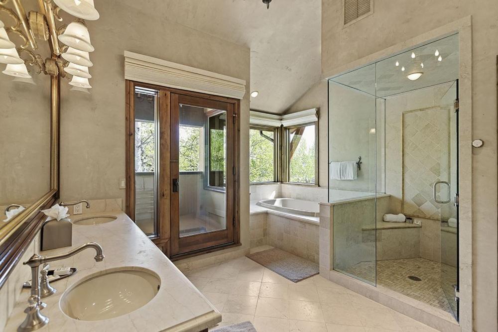 Elegant Access Townhome With Snowmass Views By The Woodrun V Holiday home