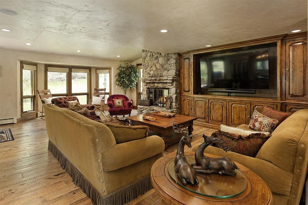 Elegant Access Townhome With Snowmass Views By The Woodrun V Holiday home