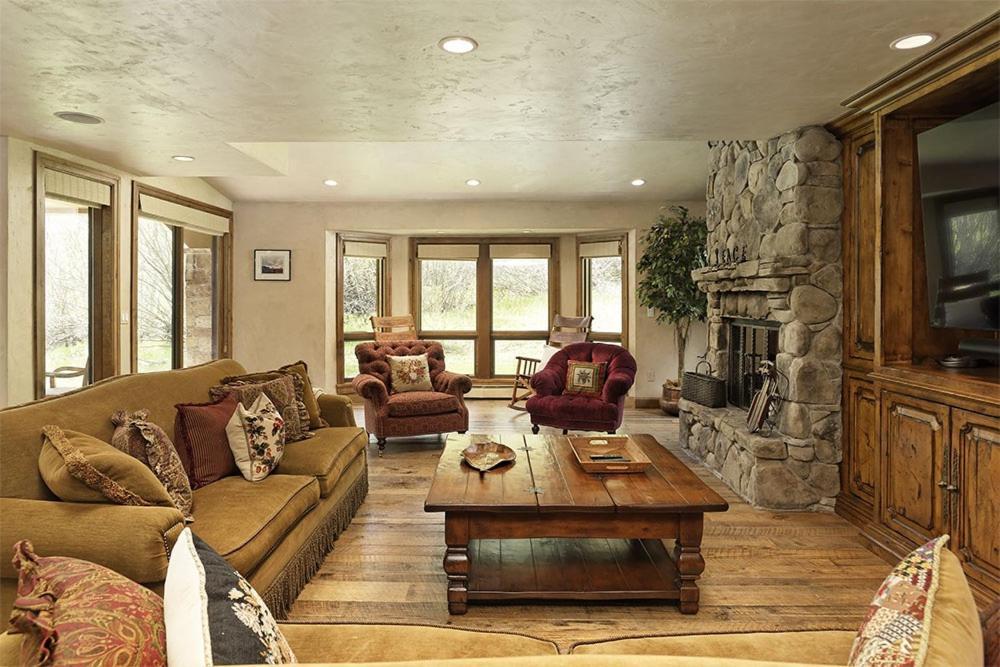 Elegant Access Townhome With Snowmass Views By The Woodrun V