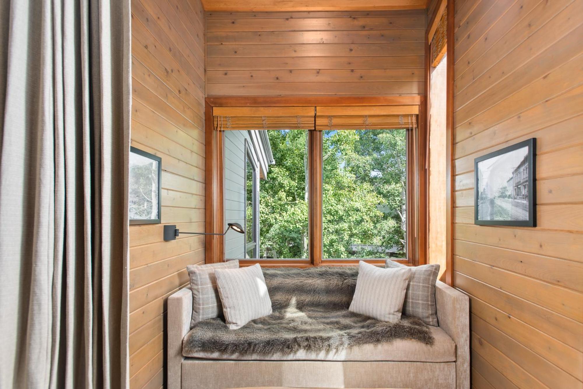 Newly Remodeled Ski-in Out Snowmass View Townhome By The Woodrun V