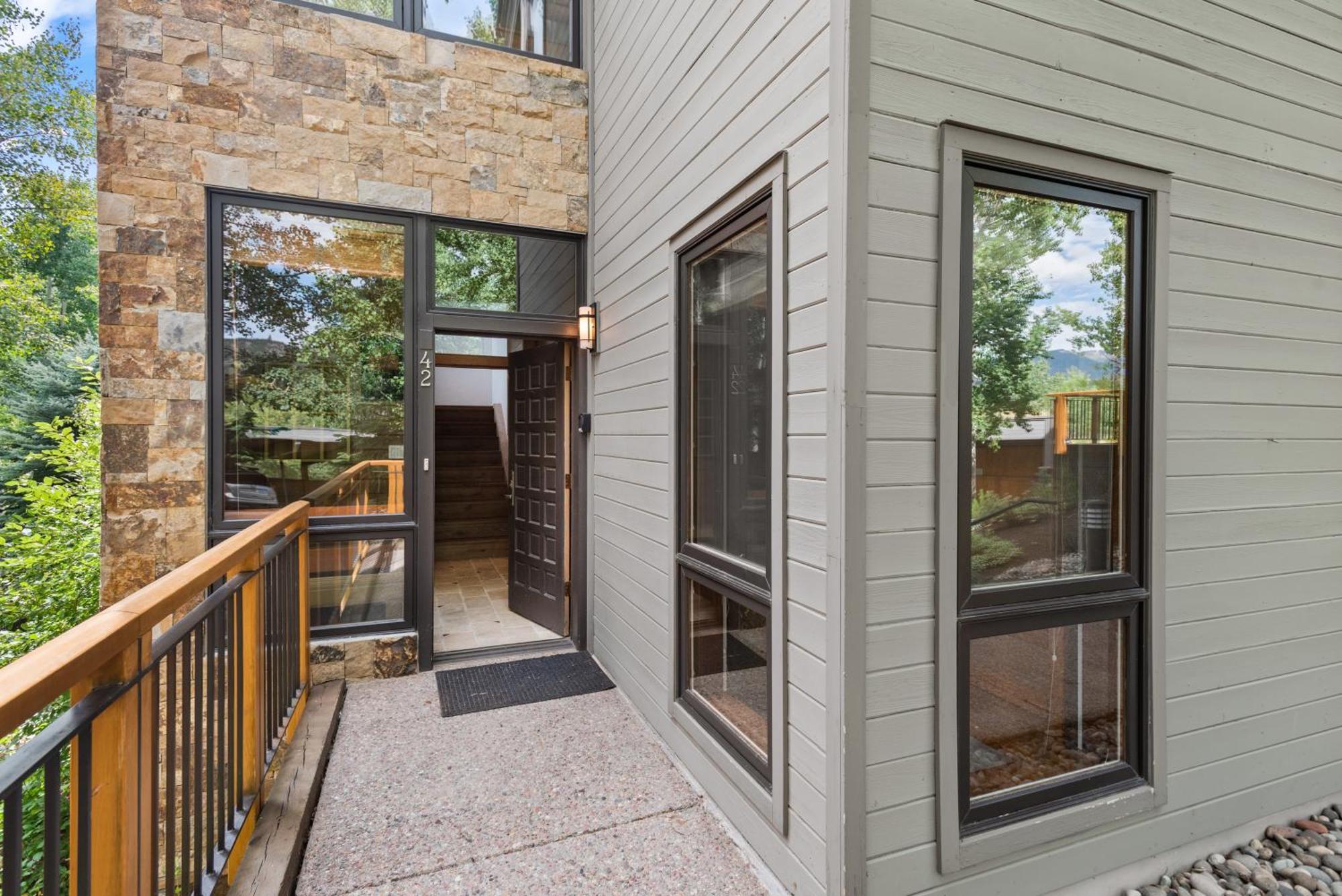 Newly Remodeled Ski-in Out Snowmass View Townhome By The Woodrun V Holiday home *